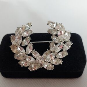 WREATH BROOCH Clear Rhinestone Silvertone Vintage Pin